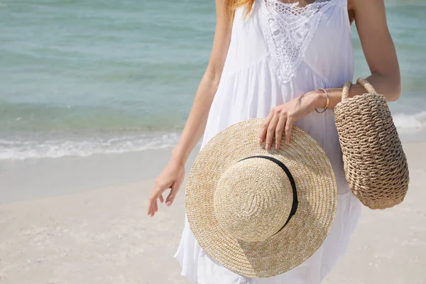 Plaj Çantalı Hasır Şapkalı Kadın Yakın Plan — Stok fotoğraf