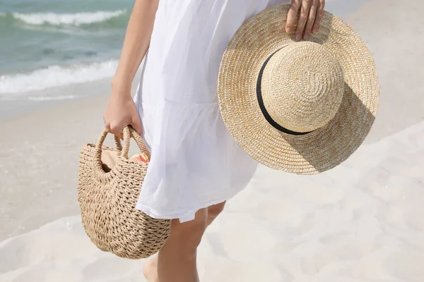 Mujer Con Bolsa Playa Sombrero Paja Cerca Del Mar Primer —  Fotos de Stock