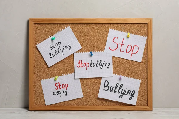 Notas Com Frase Stop Bullying Preso Placa Cortiça Mesa Perto — Fotografia de Stock