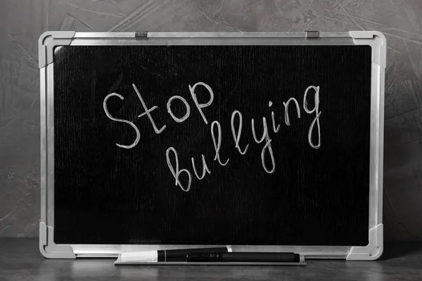 Pizarra Con Frase Stop Bullying Mesa Cerca Pared Gris — Foto de Stock