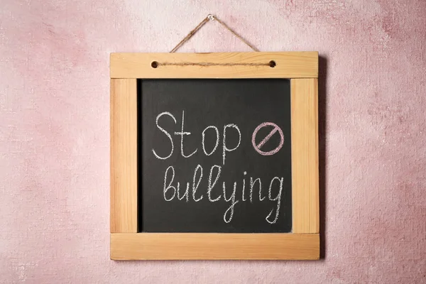 Blackboard Φράση Stop Bullying Και Πινακίδα Απαγόρευσης Ροζ Τοίχο — Φωτογραφία Αρχείου