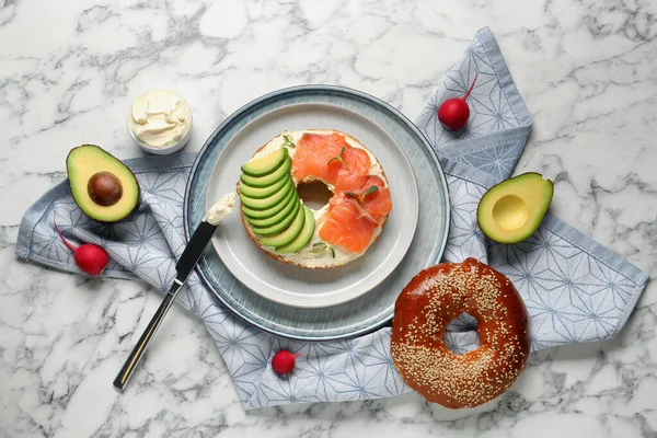 Heerlijke Bagel Met Roomkaas Zalm Avocado Witte Marmeren Tafel Plat — Stockfoto