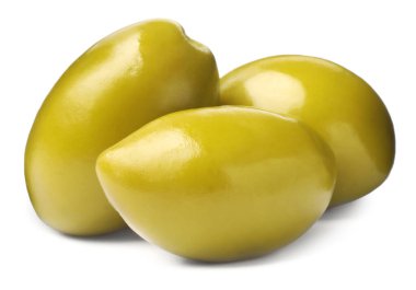 Beyaz zemin üzerinde üç taze yeşil zeytin