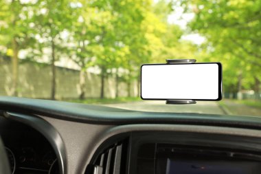 Otomobilin ön camında modern cep telefonu olan bir araba tutucusu. Tasarım için model