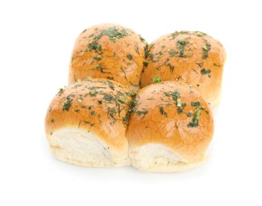 Geleneksel pampushka çörekleri sarımsaklı ve beyaz arka planda otlar