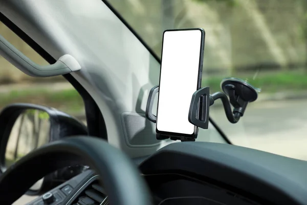 自動車のフロントガラスに現代の携帯電話と車のホルダー デザインのためのモックアップ — ストック写真