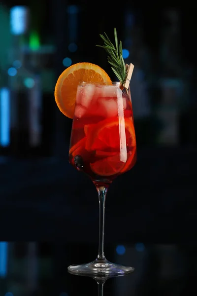 Köstlicher Sangria Cocktail Auf Schwarzem Tisch Bar — Stockfoto