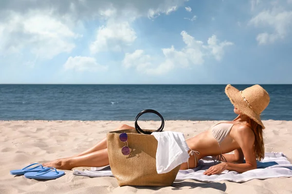Mujer Con Bolsa Playa Sombrero Paja Arena Cerca Del Mar — Foto de Stock