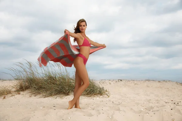 Schöne Frau Bikini Mit Strandtuch Auf Sand — Stockfoto