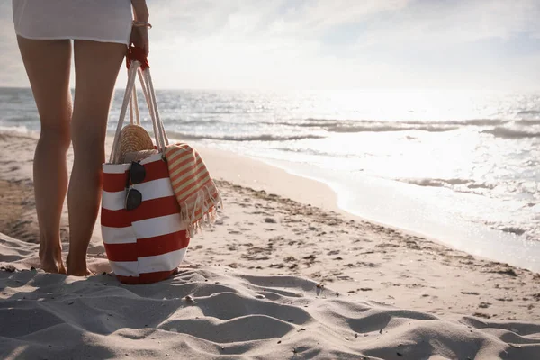 Femme Avec Sac Plage Marchant Près Mer Gros Plan — Photo