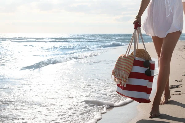 Mujer Con Bolsa Playa Caminando Cerca Del Mar Primer Plano —  Fotos de Stock