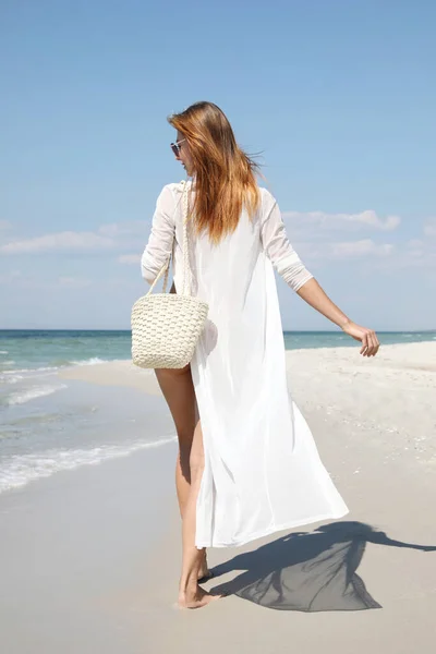 Hermosa Mujer Con Bolsa Playa Caminando Cerca Del Mar Vista — Foto de Stock