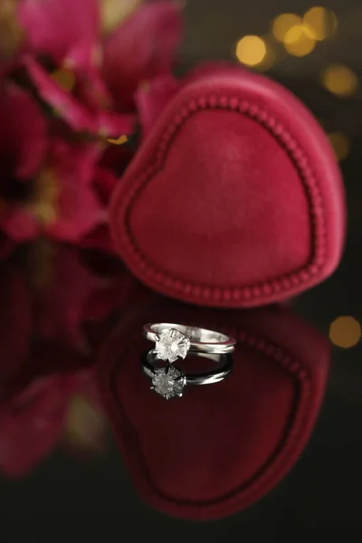 Gyönyörű Eljegyzési Gyűrű Elmosódott Ünnepi Fények Ellen — Stock Fotó