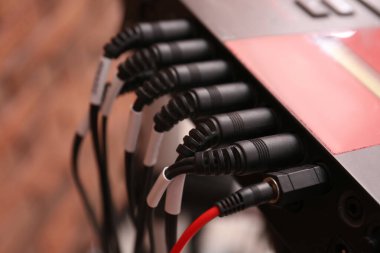 Kablolu modern elektronik davul modülü, yakın plan. Müzik aleti
