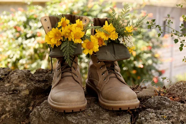 Stivali Con Bellissimi Fiori Gialli Pietra All Aperto — Foto Stock