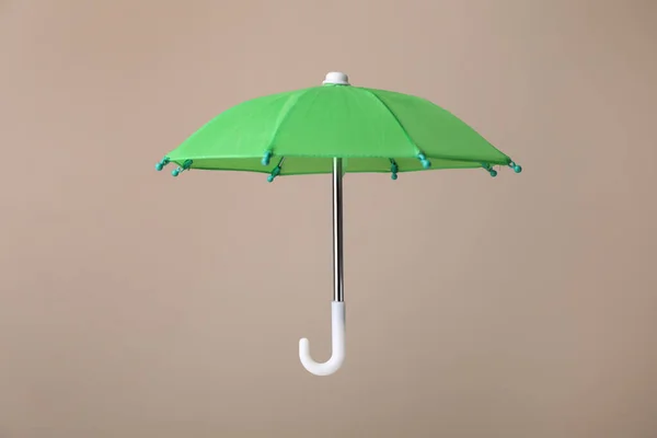 Abra Pequeno Guarda Chuva Verde Fundo Bege — Fotografia de Stock