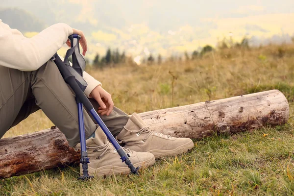 Vrouw Met Wandelstokken Rustend Tijdens Een Wandeling Bergen Close Ruimte — Stockfoto