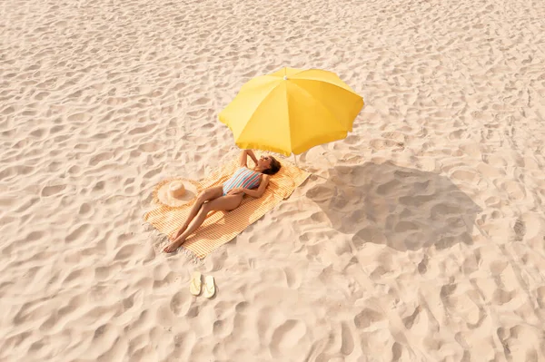 Mujer Descansando Bajo Sombrilla Amarilla Costa Arenosa — Foto de Stock