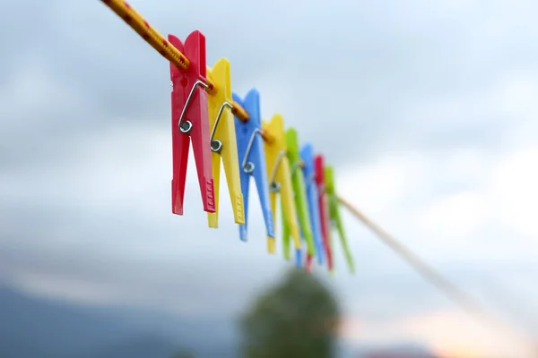 Pinces Linge Colorées Suspendues Ligne Lavage Extérieur — Photo