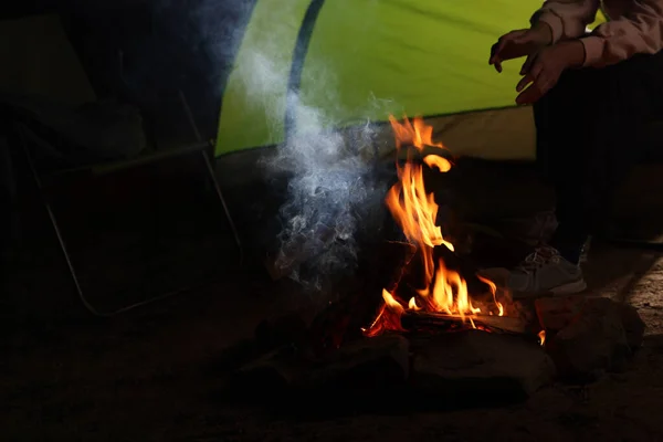 Женщина Сидящая Костра Палатка Кемпинга Ночью — стоковое фото