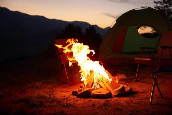 Bellissimo Falò Sedie Pieghevoli Vicino Tenda Campeggio All Aperto Serata — Foto Stock