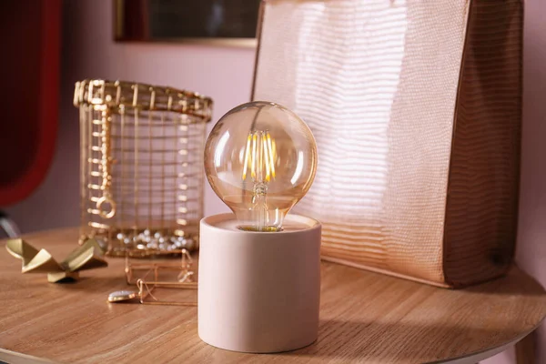 モダンなナイトランプ スタイリッシュなバッグ 木製テーブルの上の装飾室内 — ストック写真