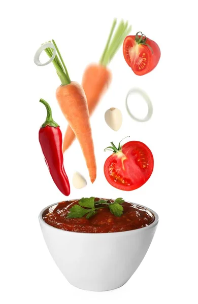 Diferentes Ingredientes Cayendo Tazón Cerámica Con Deliciosa Salsa Adjika Sobre — Foto de Stock