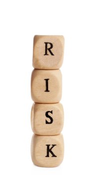 Sözcük Riski beyaz arkaplandaki küçük tahta küplerden oluşur