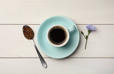 Lezzetli hindiba içeceği, granüller ve beyaz ahşap masa üzerinde çiçek, düz uzanma