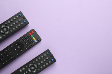 Uzaktan kumandalı menekşe arkaplan, düz yatış. Metin için boşluk