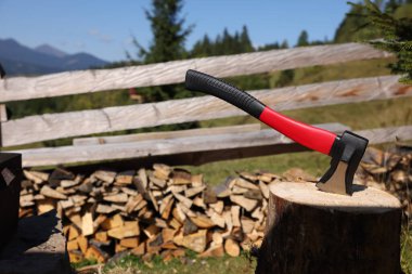 Balta ile ağaç kütüğü ve dışarıda yakacak odun, metin için boşluk