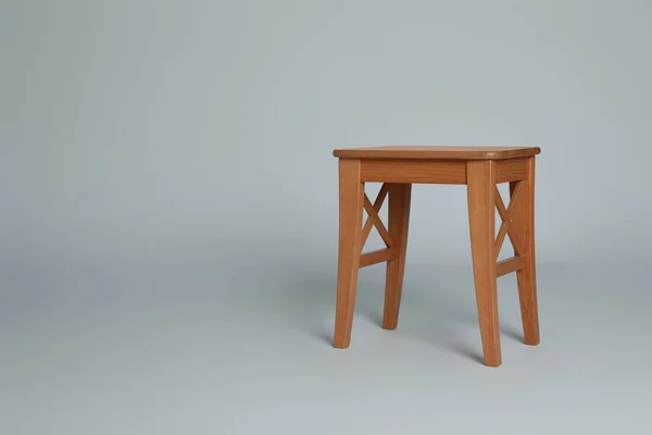 Tabouret Bois Élégant Sur Fond Gris Clair Espace Pour Texte — Photo