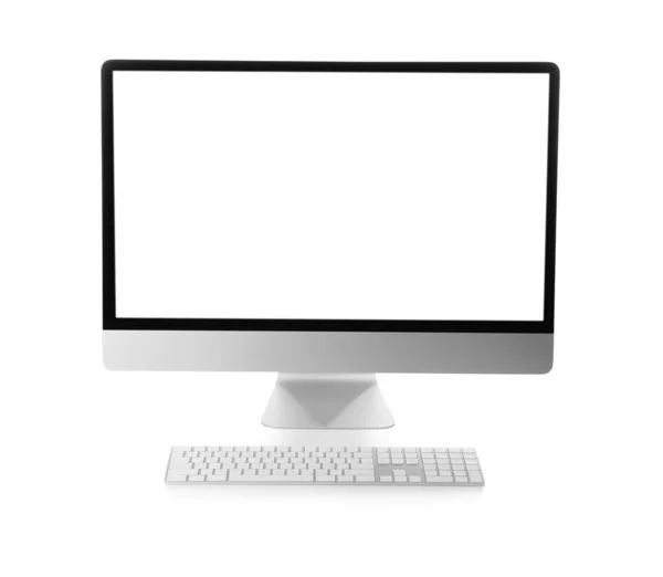 白色背景的带有空白显示屏和键盘的现代计算机 — 图库照片