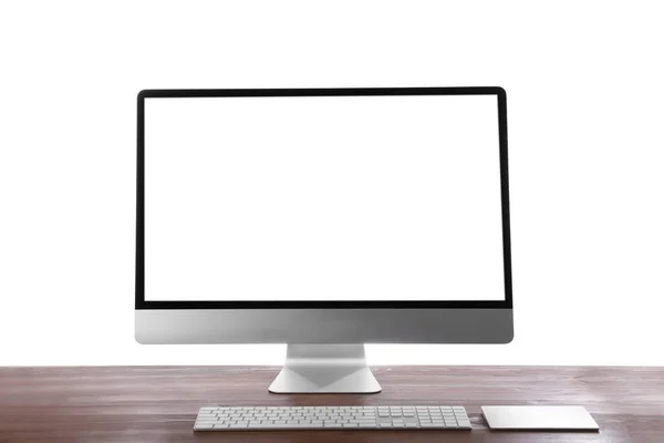 带有空白显示屏的现代计算机和木制桌子上白色背景的外围设备 — 图库照片