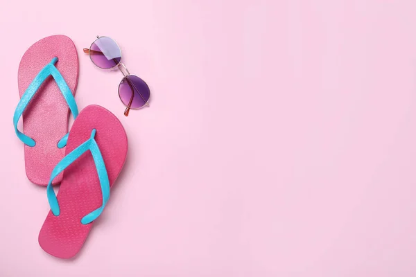 Stilvolle Flip Flops Und Sonnenbrillen Auf Rosa Hintergrund Flache Lage — Stockfoto