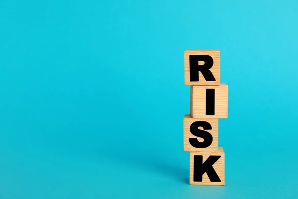 Word Risk Trä Kuber Turkos Bakgrund Utrymme För Text — Stockfoto