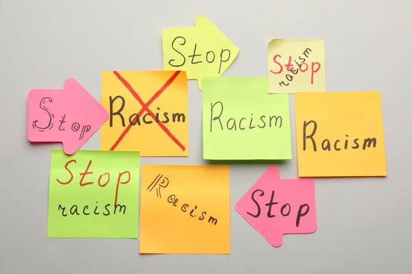 Notas Papel Com Frase Stop Racism Fundo Claro Flat Lay — Fotografia de Stock