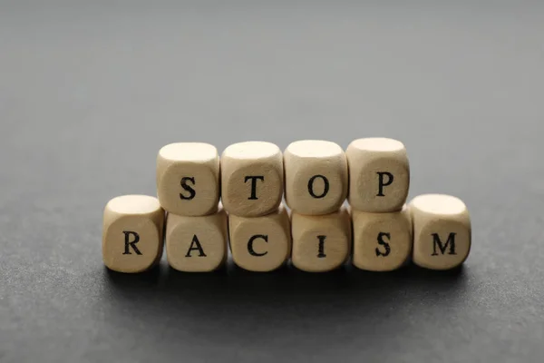 Fraza Stop Rasizm Wykonany Drewnianych Kostek Szarym Stole — Zdjęcie stockowe