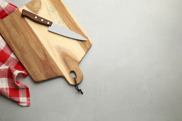 Tabla Cortar Madera Cuchillo Toalla Cocina Mesa Gris Claro Tendido — Foto de Stock