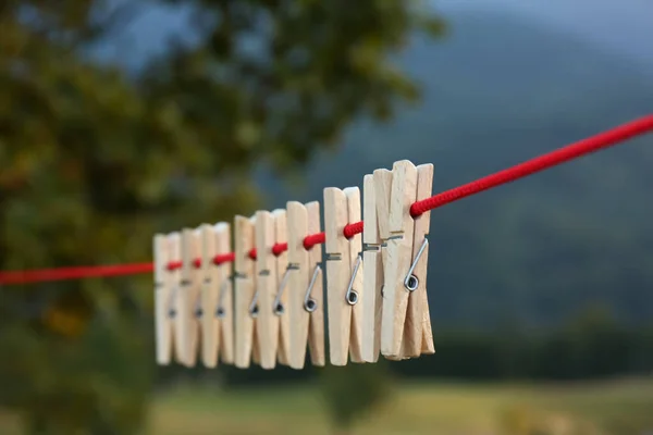 Houten Wasknijpers Die Buiten Waslijn Hangen — Stockfoto