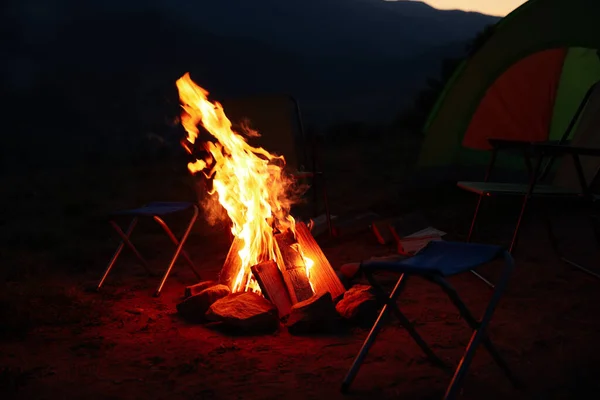 Schöne Lagerfeuer Und Klappstühle Der Nähe Von Zelten Freien Abend — Stockfoto