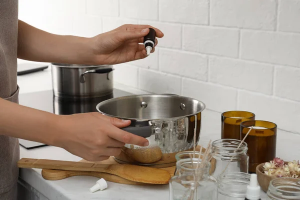 Mulher Adicionando Óleo Essencial Panela Com Cera Derretida Balcão Cozinha — Fotografia de Stock