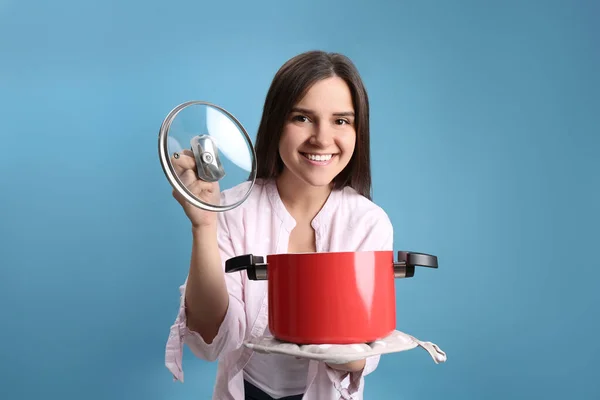 Felice Giovane Donna Con Pentola Cucina Sfondo Azzurro — Foto Stock