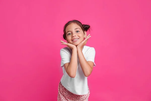 Roztomilé Dívka Pyžamu Růžovém Pozadí — Stock fotografie