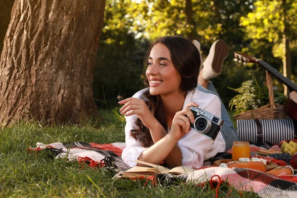 Giovane Donna Felice Con Macchina Fotografica Plaid Nel Parco Picnic — Foto Stock