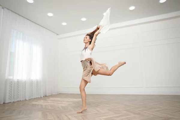 Hermosa Bailarina Profesional Practicando Movimientos Estudio — Foto de Stock