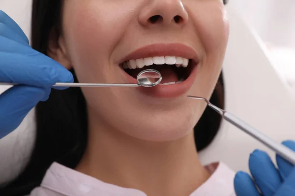 Dentiste Examinant Les Dents Jeune Femme Vue Rapprochée — Photo
