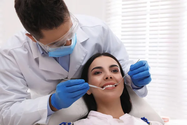 Tandarts Onderzoekt Tanden Van Jonge Vrouw Moderne Kliniek — Stockfoto