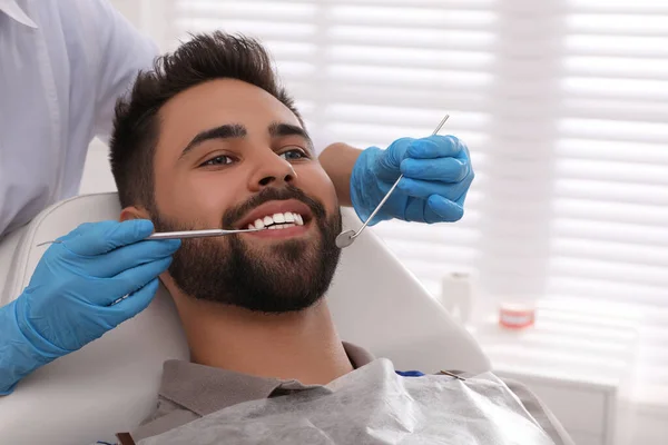 Dentista Examinando Dentes Jovem Clínica Moderna — Fotografia de Stock