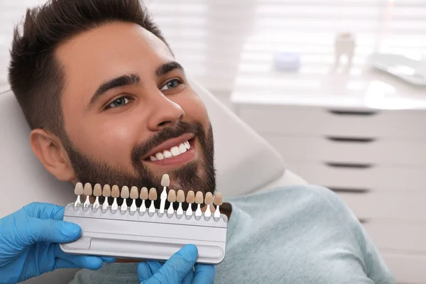 Zahnarzt Überprüft Zahnfarbe Des Jungen Mannes Klinik — Stockfoto